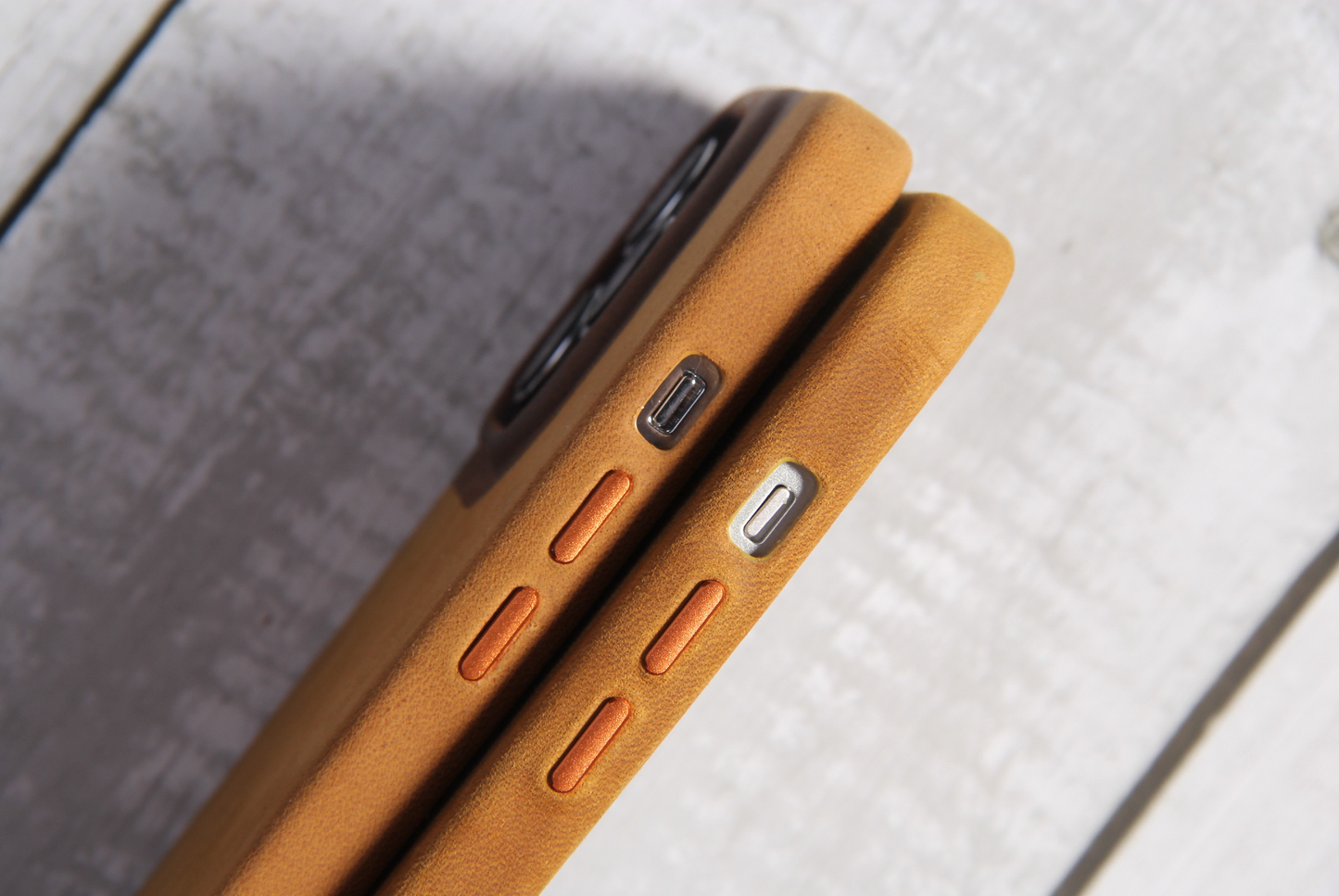 Natural Leather iPhone Case for iPhone 14 Pro with MagSafe Strong Magnets